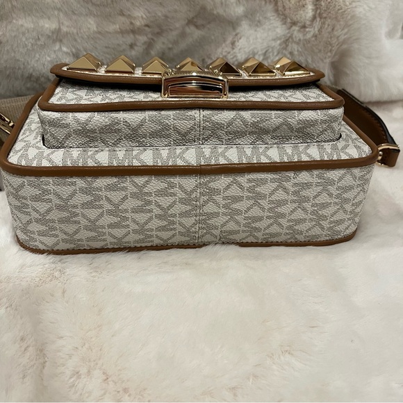 Micheal Kors Signature Bradshaw Medium Pocket Camera Crossbody Studded - Picture 3 of 10